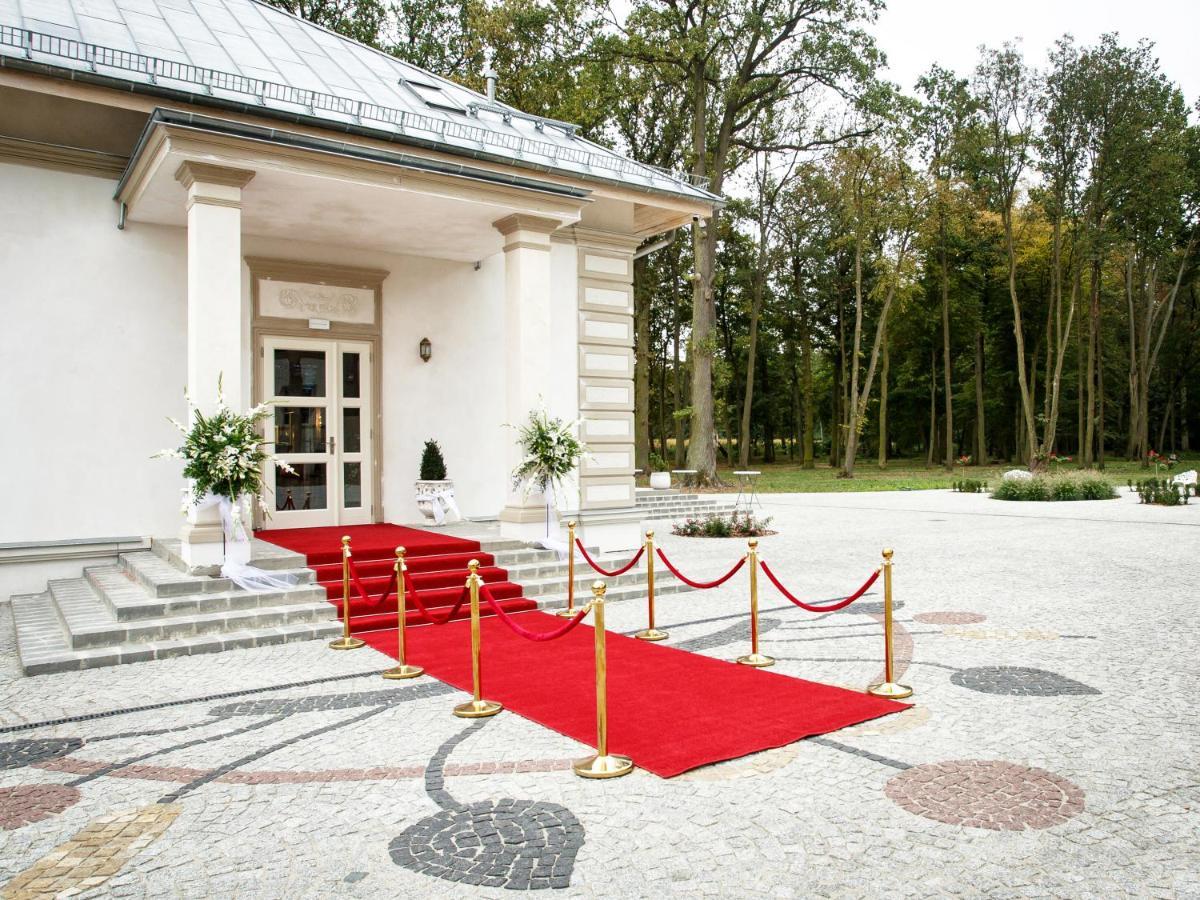 Palac Dabrowka Rawicz エクステリア 写真