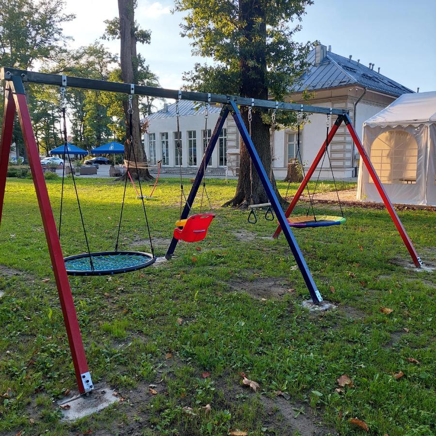 Palac Dabrowka Rawicz エクステリア 写真